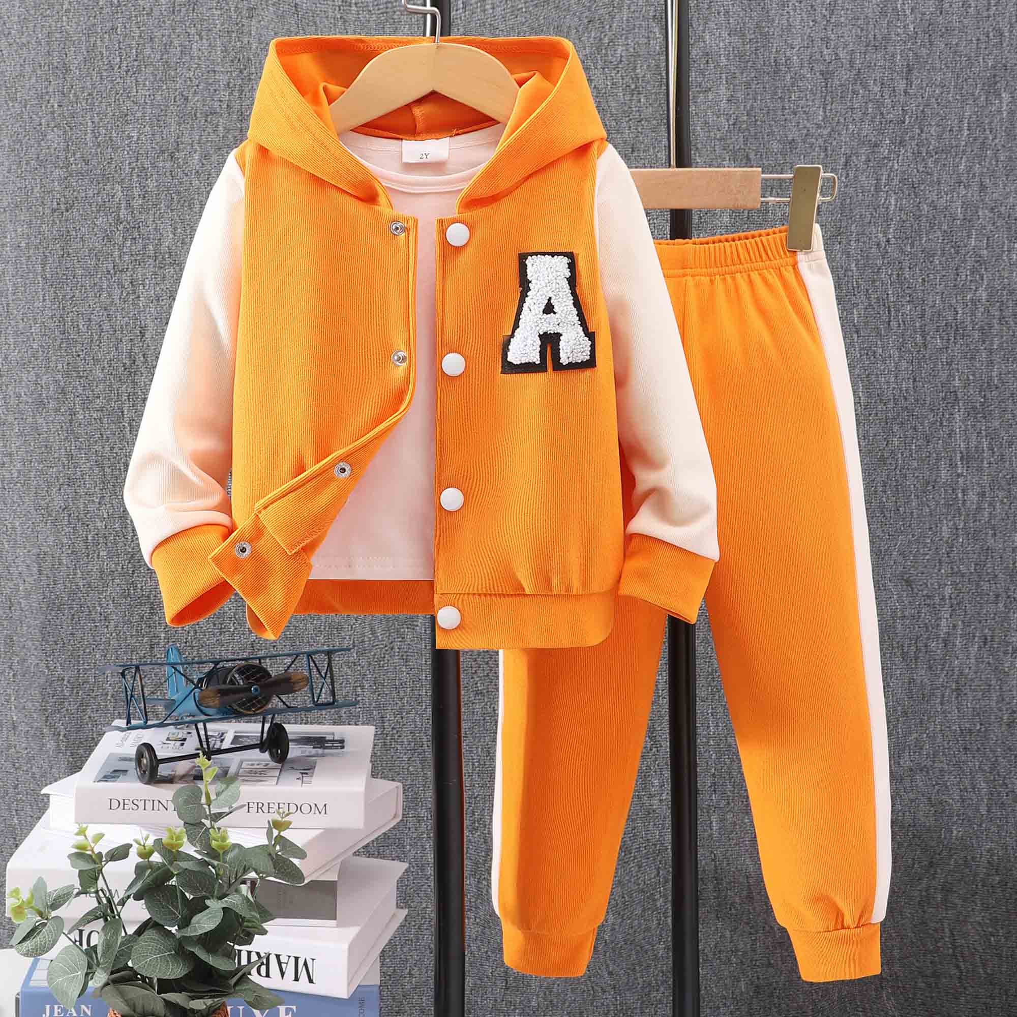 【18M-8Y】2-piece Unisex Letter Embroidered Colorblock Hooded Sports Coat And Pants Set - 34442 【18M-8Y】2-piece Unisex Letter Embroidered Colorblock Hooded Sports Coat And Pants Set - 34442